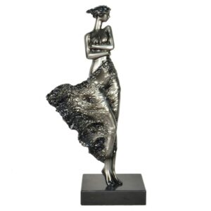 statue-femme-debout-dans-le-vent