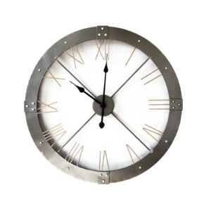 Horloge design industriel metal gris avec chiffres romains.