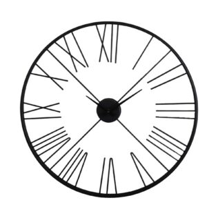 Horloge en metal noir avec des chiffres romains