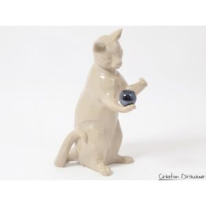 Statue chat beige avec boule gris perle