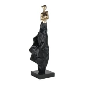 Statue femme dorée avec robe drapée noire sur socle noir.