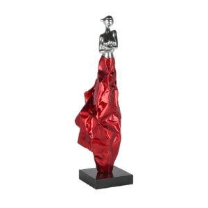 Statue femme argentee avec robe drapee rouge sur socle noir