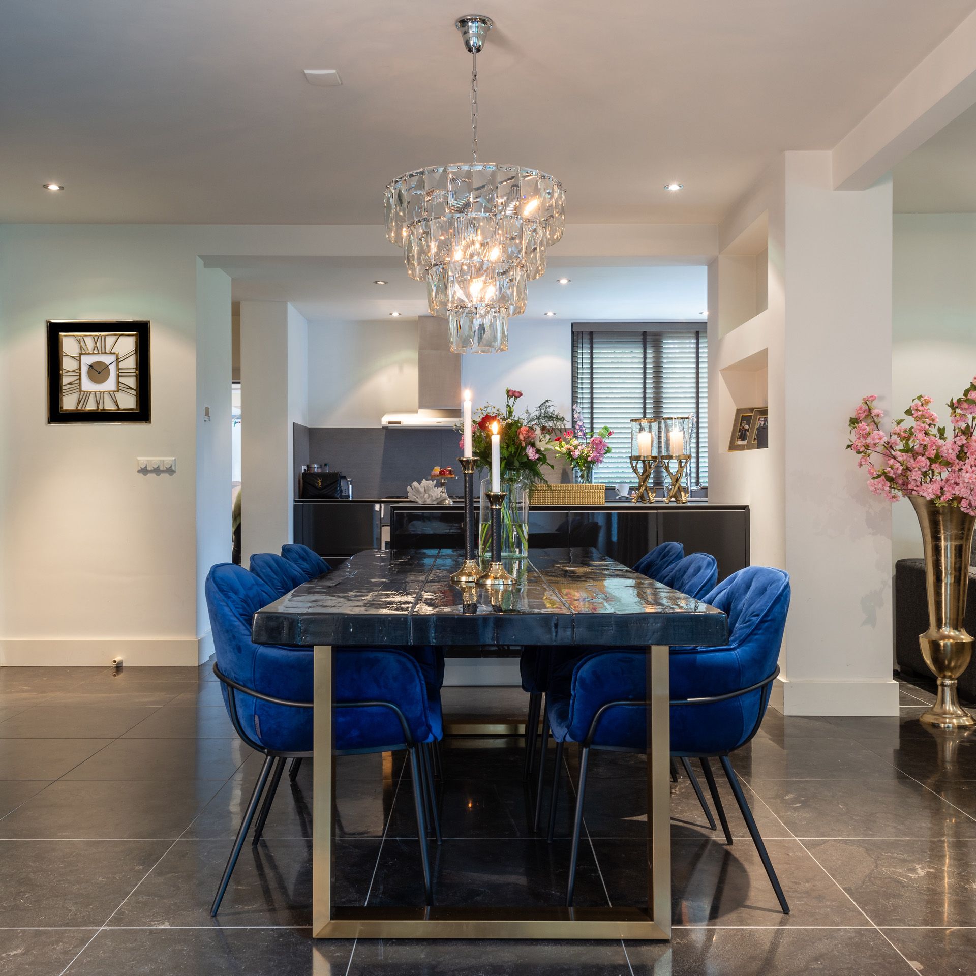 salle-a-manger-contemporaine-chaise-velours-bleu-pieds-noir-nomi - Bois