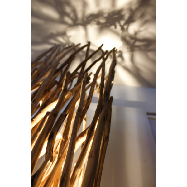Mise en lumiere du lampadaire naturel en bois - modele FERRET
