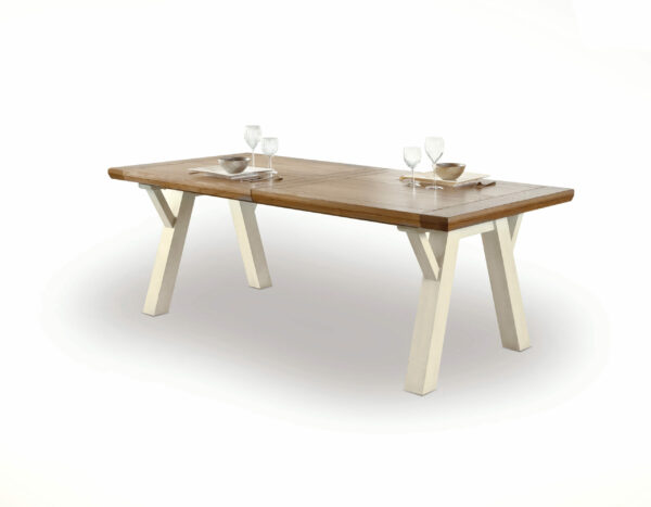 table-chene-massif-pieds-tretaux-romance-teinte-beige-vanille-ateliers-de-langres-meubles-gibaud