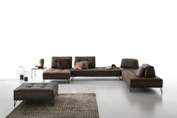 Canapé DENERIS FREE avec dossiers amovibles. Le canapé est entièrement modulable et disponible dans une centaine de tissus différents