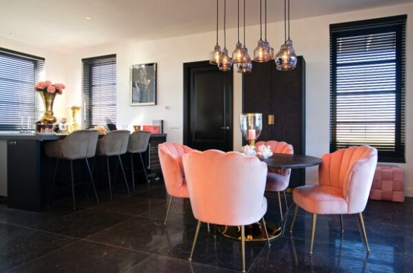 Ambiance Richmond Interiors avec la table BLACKBONE GOLD et les chaises PIPA PINK