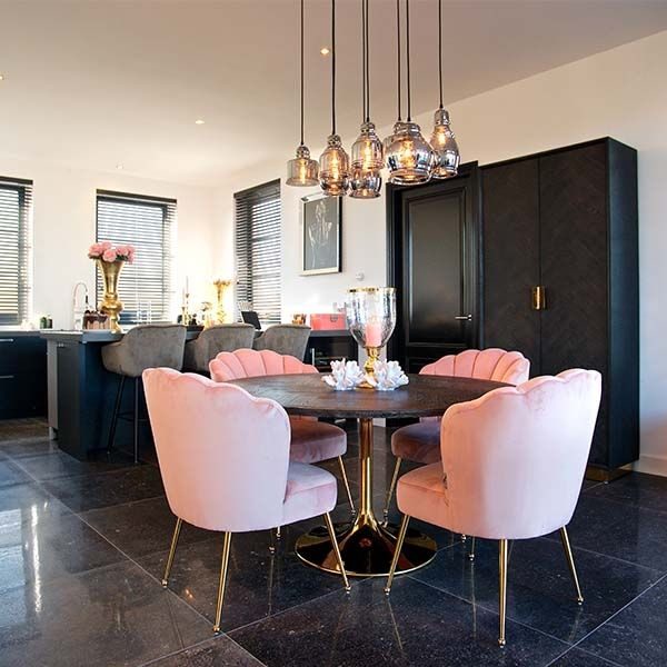 Ambiance Richmond Interiors table ronde design BLACKBONE GOLD et les chaises roses pieds dores PIPA PINK.