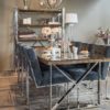 Mise en ambiance de la table "Kensington" pieds brillants.