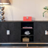 Mise en ambiance du buffet BLACKBONE SILVER 4 portes de chez Richmond Interiors.