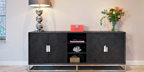 Mise en ambiance du buffet BLACKBONE SILVER 4 portes de chez Richmond Interiors.