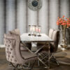 Mise en ambiance des chaises SCARLETT en velours marron