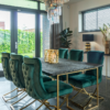 chaise confortable scarlett richmond interiors capitonne velours vert velvet green