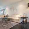 Mise en ambiance de la table basse et du bout de canape TUXEDO par Richmond Interiors.