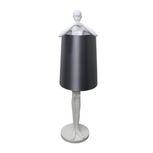 Lampadaire femme stylisee blanche avec abat-jour noir argent.