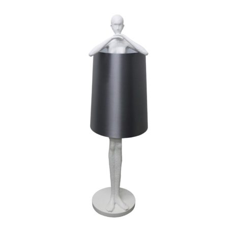 Lampadaire femme stylisee blanche avec abat-jour noir argent.