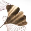 Zoom sur la sculpture murale feuilles de ginkgo dorées aspect feuille d'or.