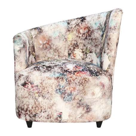 Devant du fauteuil PERLE tapissé d'un tissu motif rose, bleu et noir.
