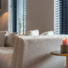Mise en ambiance du canapé design HUXLEY en tissu bouclé blanc