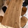 table loft industriel bois massif avec noeuds chaises cuir métal