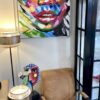 décoration intérieur avec couleurs visage masque métal tableau peinture colorée