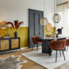 salle à manger moderne table noire chaises cuivrees marron taupe rouille