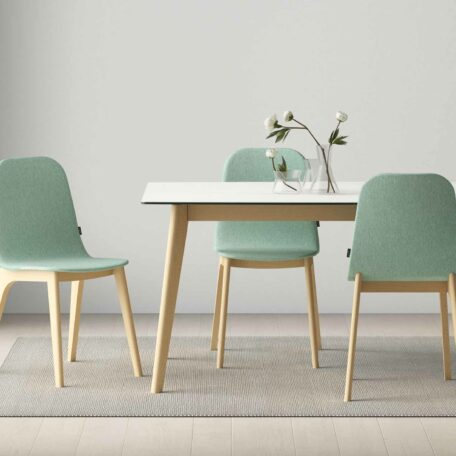 table scandinave bois et chaises bleues