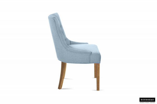 Chaise capitonnée moderne confortable en tissu bleu ciel doux avec pieds bois clair.