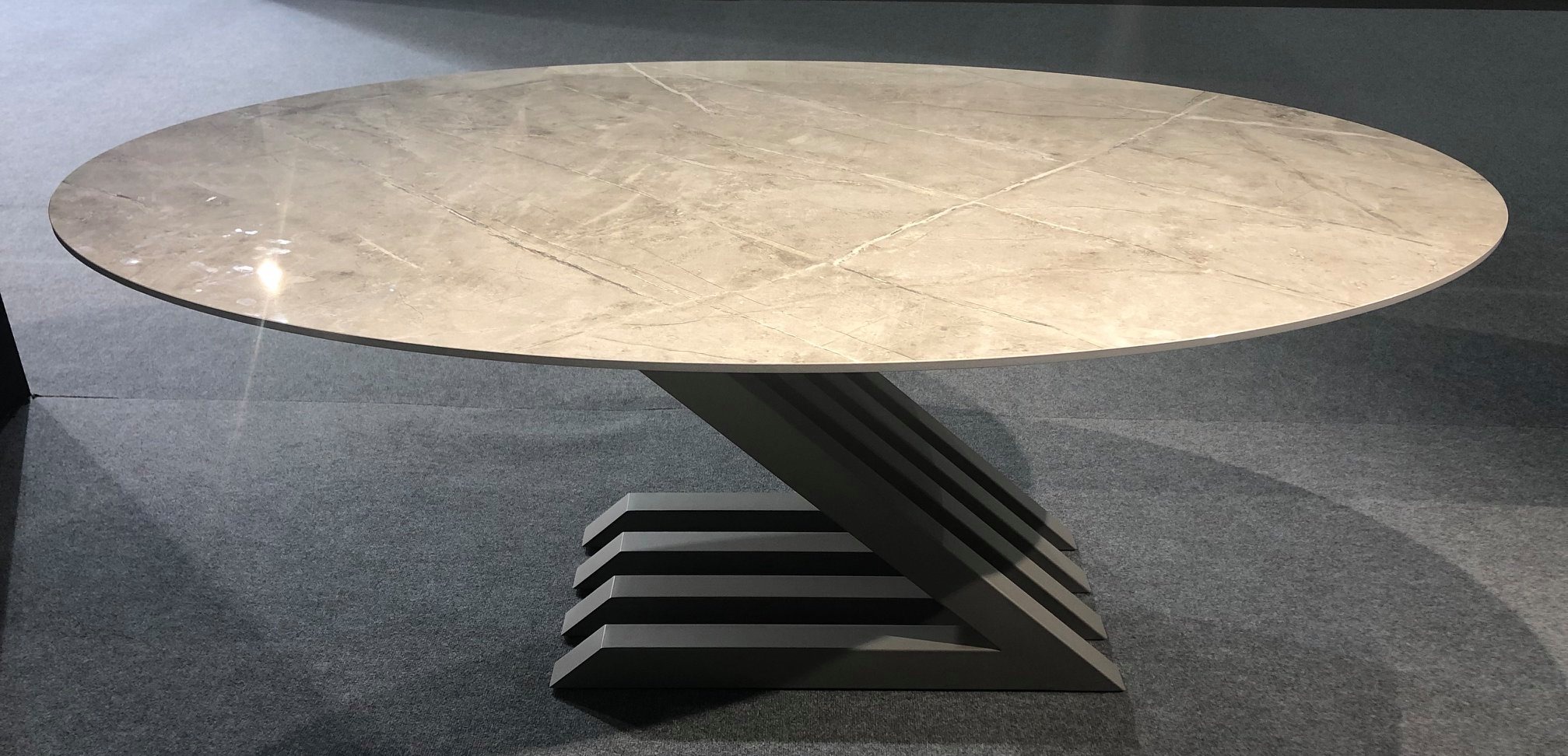 Table ovale céramique, dekton pied Z en métal design haut de gamme de qualité pour hôtel restaurant
