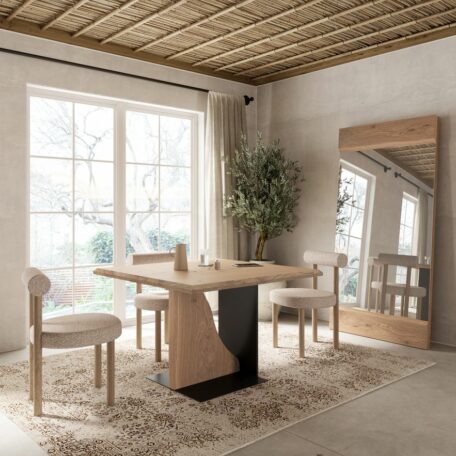 Table carrée avec pied central design en métal et bois, chaises tissu beige