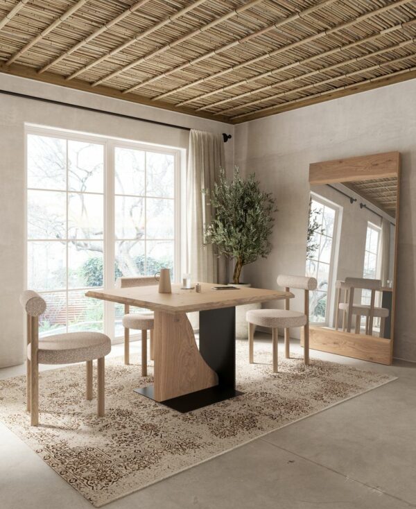 Table carrée avec pied central design en métal et bois, chaises tissu beige