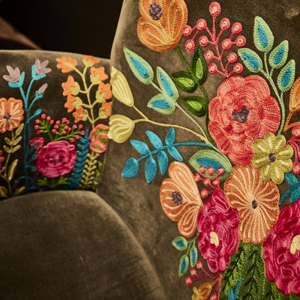 fauteuil brodé mains fleurs couleurs style indien bohème