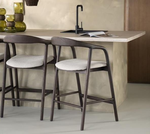 Catégorie chaise haute. pivotantes, fixes, envois, en metal, de différentes hauteurs