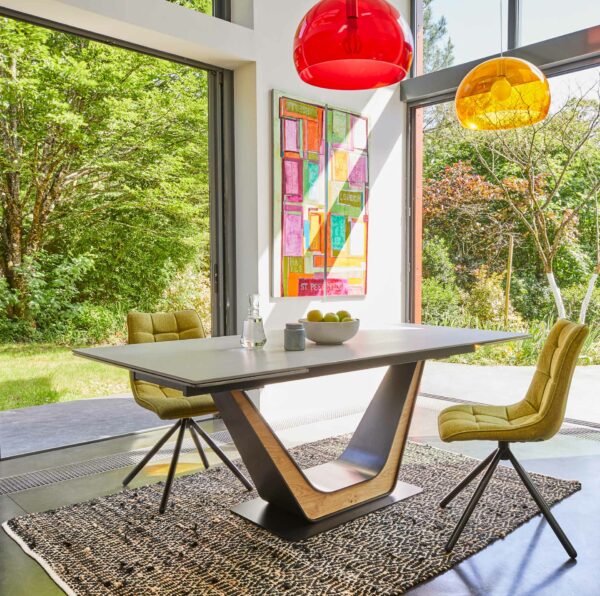 COMET - Table extensible en céramique avec incrustation de chêne dans le piétement métallique. Céramique au choix
