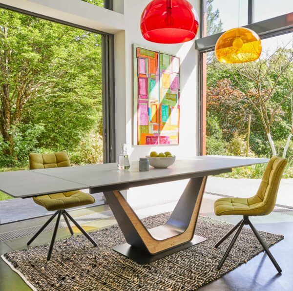COMET - Table extensible en céramique avec incrustation de chêne dans le piétement métallique. Céramique au choix