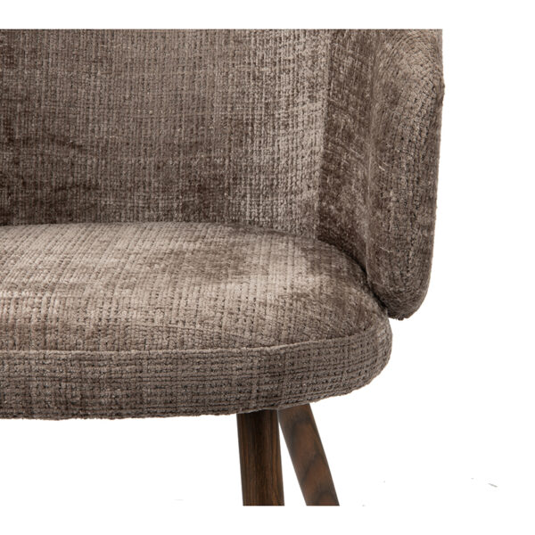 Chaise fauteuil avec pied en acier imitation bois de noyer. Assise, dossier, et accoudoirs en tissu coloris taupe