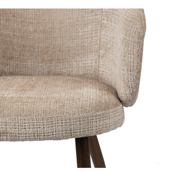 Chaise fauteuil avec pied en acier imitation bois de noyer. Assise, dossier, et accoudoirs en tissu coloris beige / crème