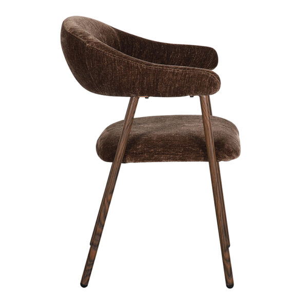 Chaise avec pied en acier effet chêne fumé. Assise et dossier en tissu coloris marron offrant un bon confort