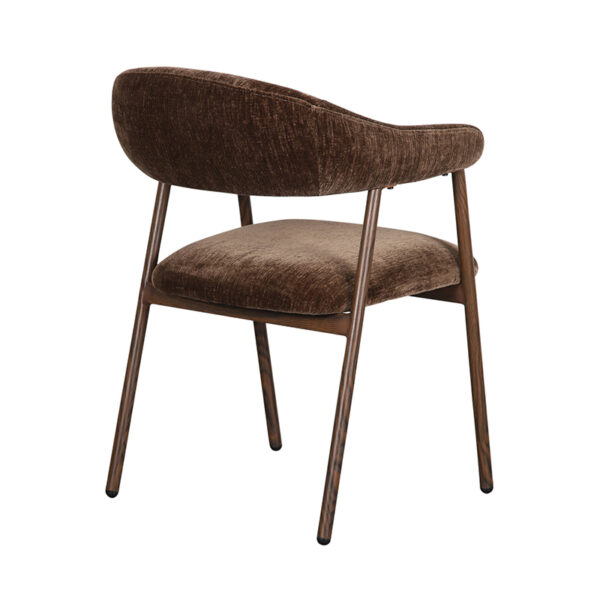 Chaise avec pied en acier effet chêne fumé. Assise et dossier en tissu coloris marron offrant un bon confort