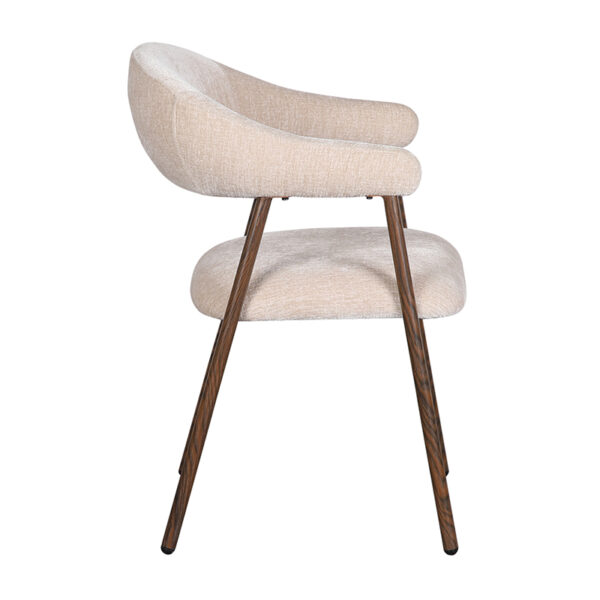 Chaise avec pied en acier effet chêne fumé. Assise et dossier en tissu coloris crème offrant un bon confort