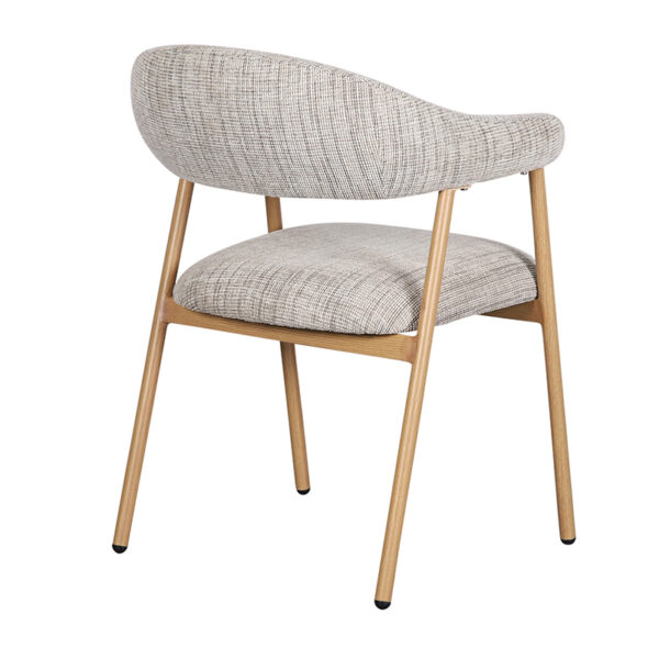 Chaise avec pied en acier effet chêne. Assise et dossier en tissu coloris gris offrant un bon confort