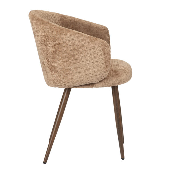 Chaise fauteuil avec pied en acier imitation bois de noyer. Assise, dossier, et accoudoirs en tissu coloris caramel