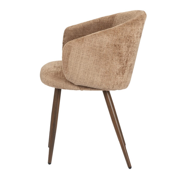 Chaise fauteuil avec pied en acier imitation bois de noyer. Assise, dossier, et accoudoirs en tissu coloris caramel