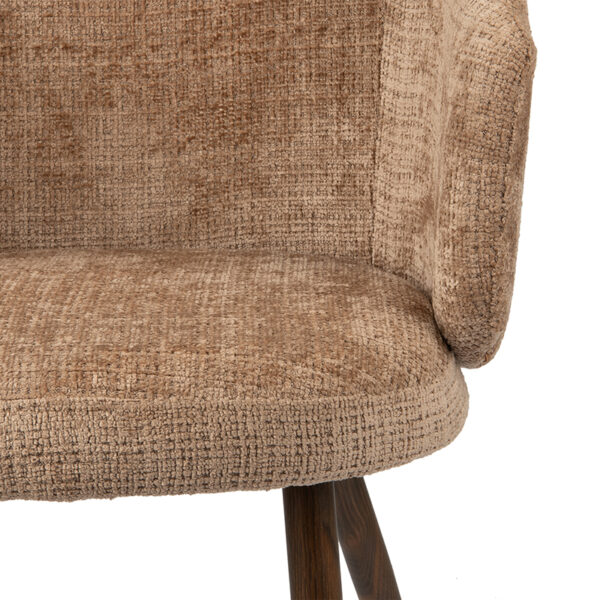 Chaise fauteuil avec pied en acier imitation bois de noyer. Assise, dossier, et accoudoirs en tissu coloris caramel