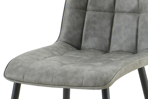 Chaise en PU disponible en trois coloris avec metal noir