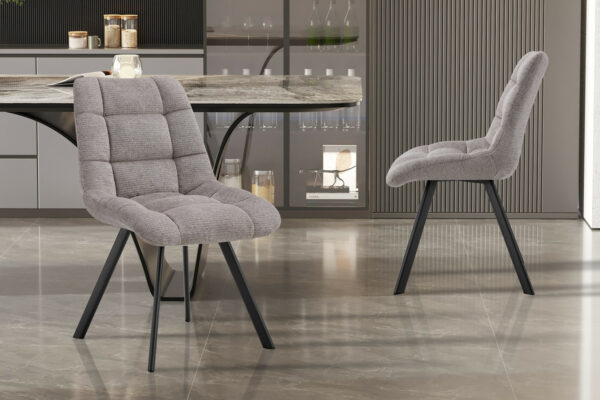 Chaise LIZZY en tissu capitonnée et pieds en métal noir. Déclinée dans 6 coloris