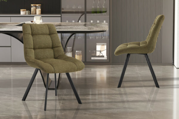 Chaise LIZZY en tissu capitonnée et pieds en métal noir. Déclinée dans 6 coloris