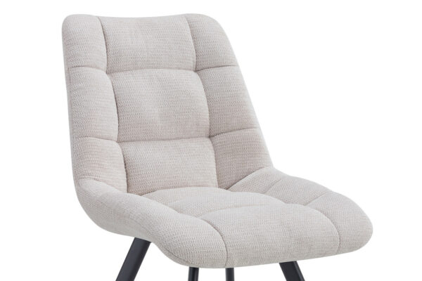Chaise LIZZY en tissu capitonnée et pieds en métal noir. Déclinée dans 6 coloris