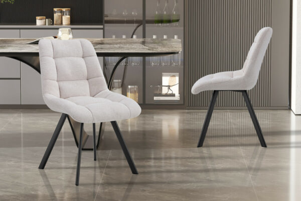 Chaise LIZZY en tissu capitonnée et pieds en métal noir. Déclinée dans 6 coloris