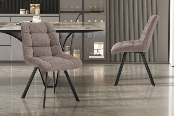 Chaise LIZZY en tissu capitonnée et pieds en métal noir. Déclinée dans 6 coloris